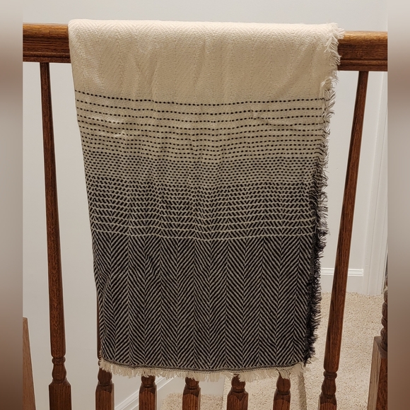 PRICE DROP! Scarf - pashmina style - cream and black pattern - Picture 1 of 3